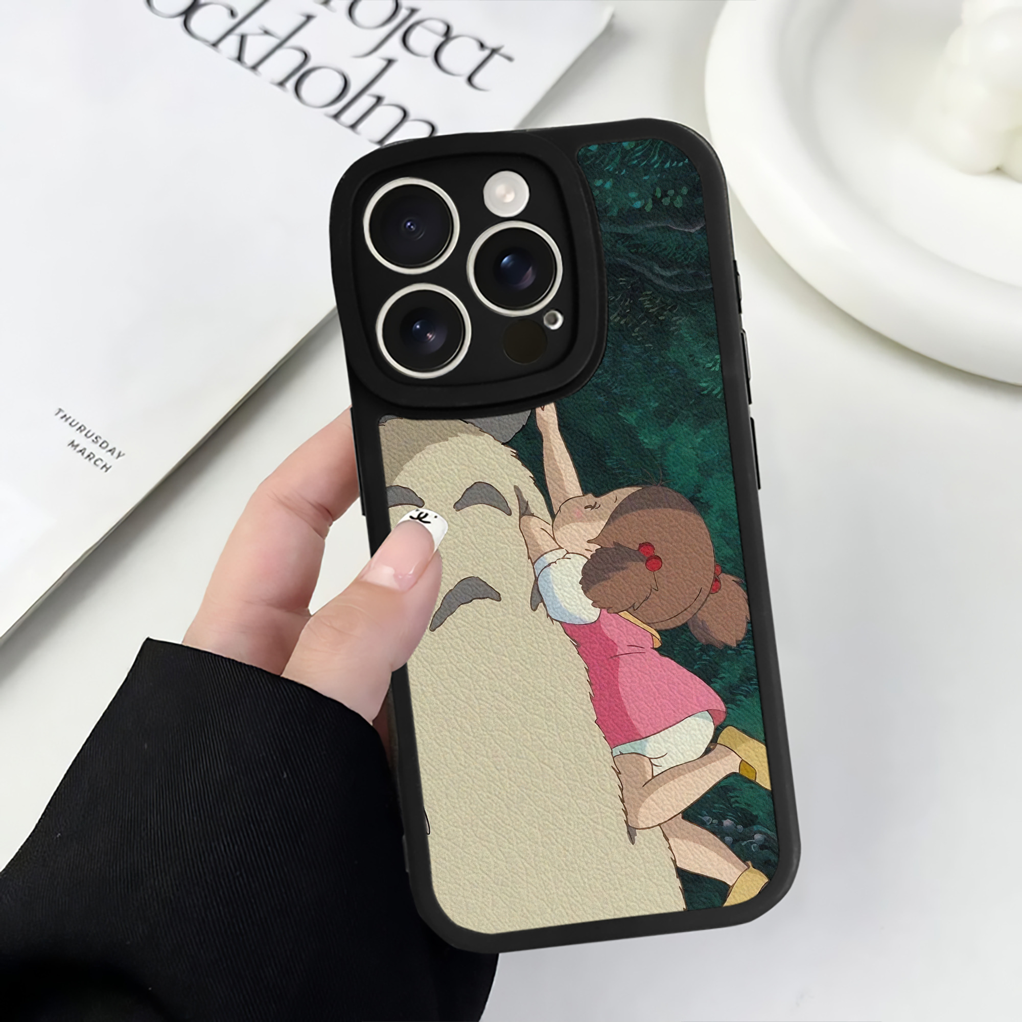 （画像用） となりのトトロ 草壁メイ 草壁サツキ My Neighbor Totoro Satsuki Kusakabe Mei Kusakabe 【iPhone 16シリーズ対応】シリコンスマホケース（レザー調） 材質：シリコン